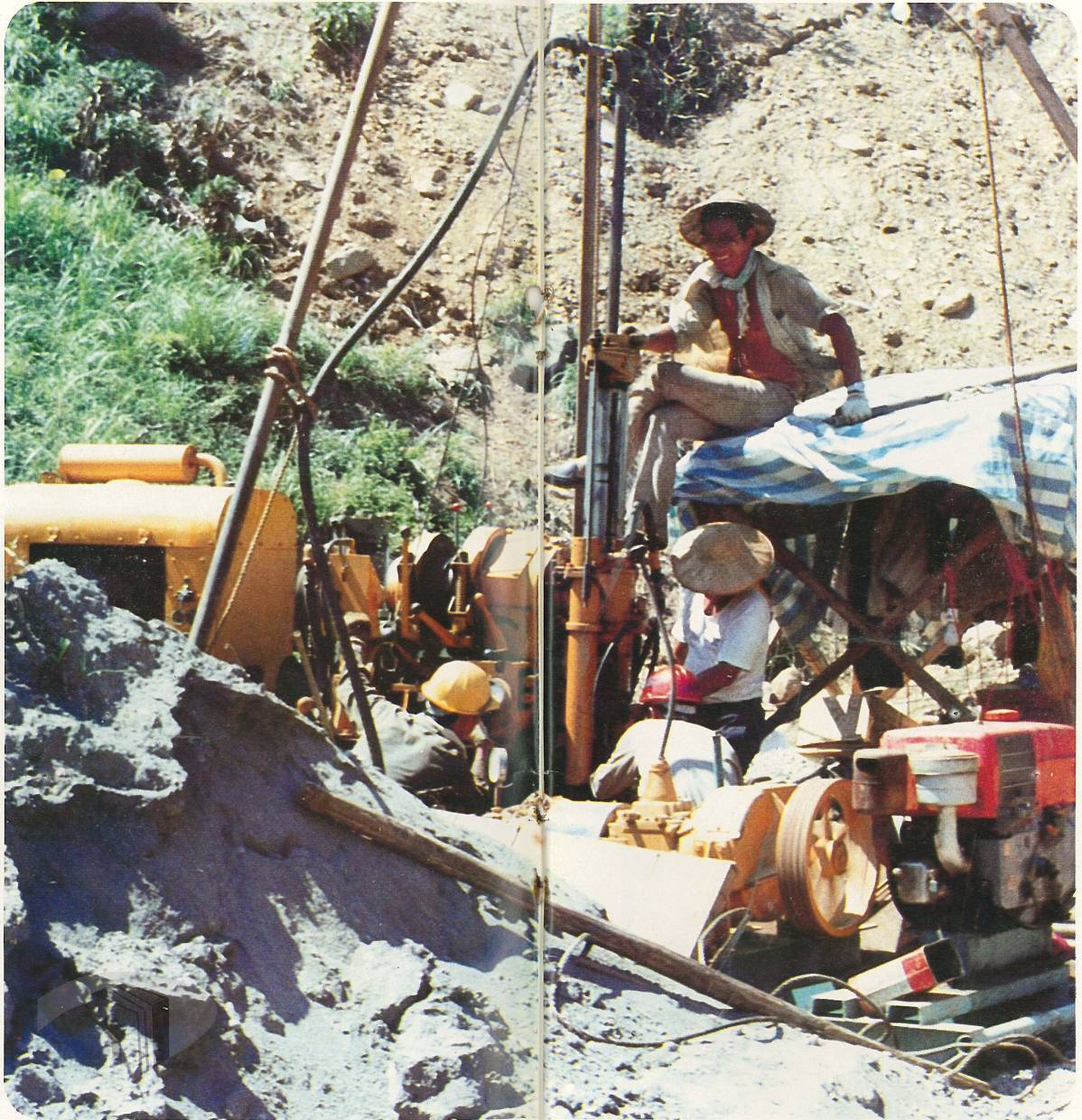 臺金公司員工進行地質探鑽作業